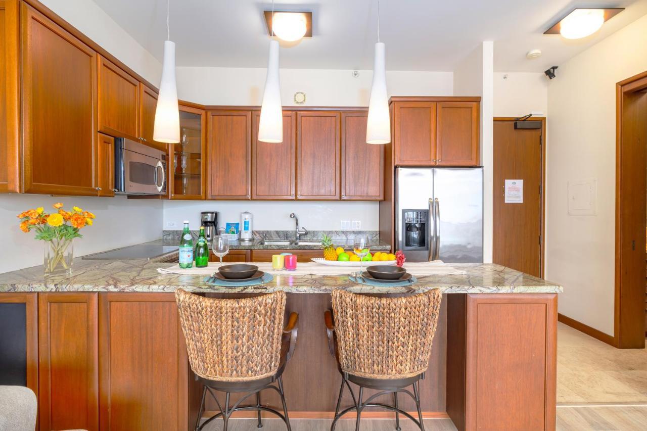 Upscale Penthouse With Ocean Views - Free Parking Lägenhet Honolulu Exteriör bild