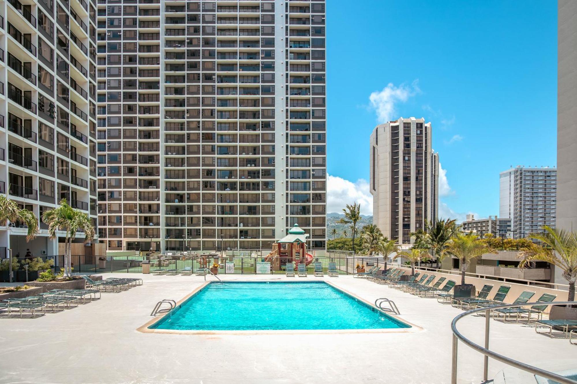 Upscale Penthouse With Ocean Views - Free Parking Lägenhet Honolulu Exteriör bild