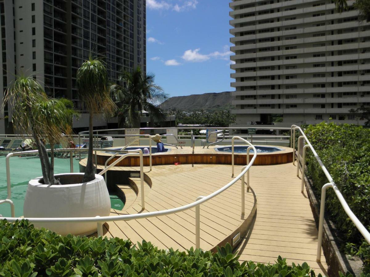 Upscale Penthouse With Ocean Views - Free Parking Lägenhet Honolulu Exteriör bild